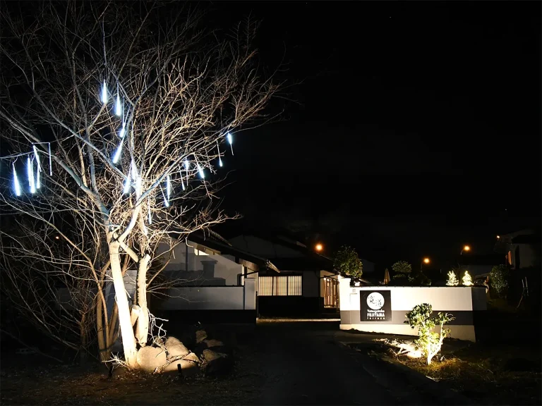 八ヶ岳FUJIYAMAテラス 正門（夜）