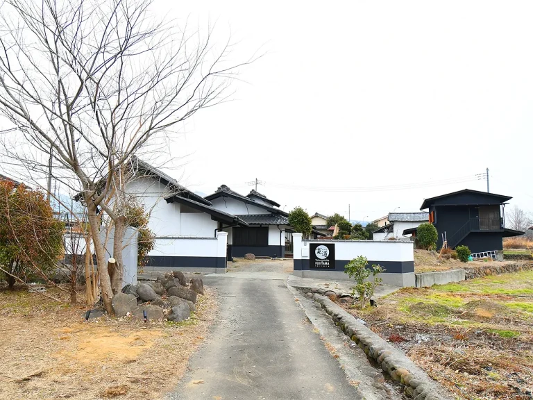 八ヶ岳FUJIYAMAテラス 正門 門までの道が細いので、大型車でお越しの方はお気をつけください