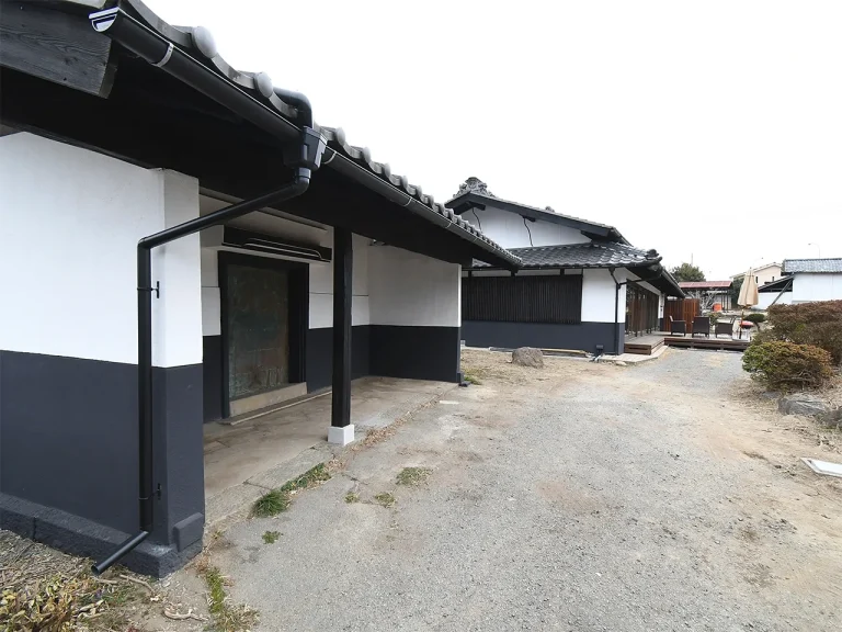 八ヶ岳FUJIYAMAテラス 蔵と母屋 手前の蔵の奥に見えるのが母屋です