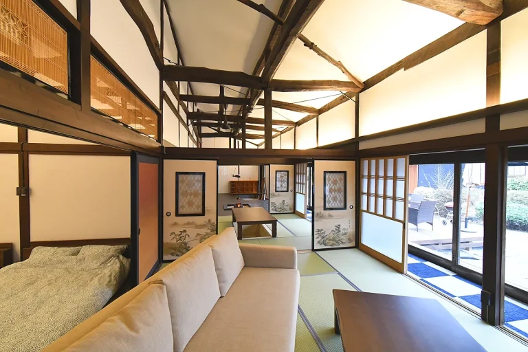 八ヶ岳FUJIYAMAテラス 寝室④　ソファベッド✕１ 三人掛けのソファはベッドにもなります