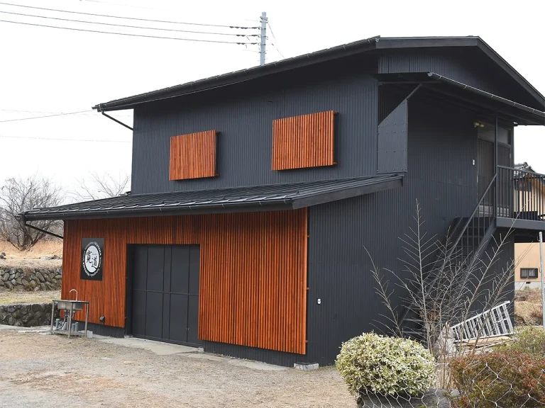 八ヶ岳FUJIYAMAテラス 母屋の前にある小屋 こちらの建物のドアに、母屋に入るためのカギが入ったキーBOXがついています。