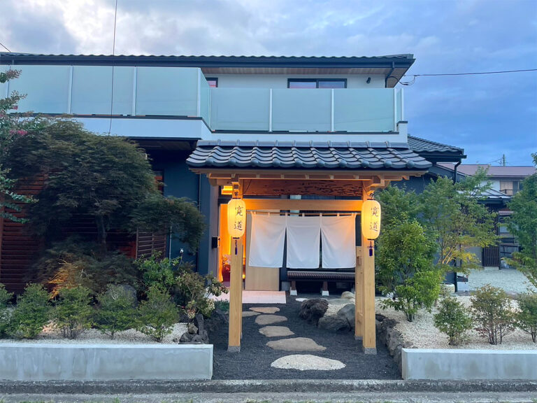 FUJI河口湖テラス 夕方には提灯が灯ります