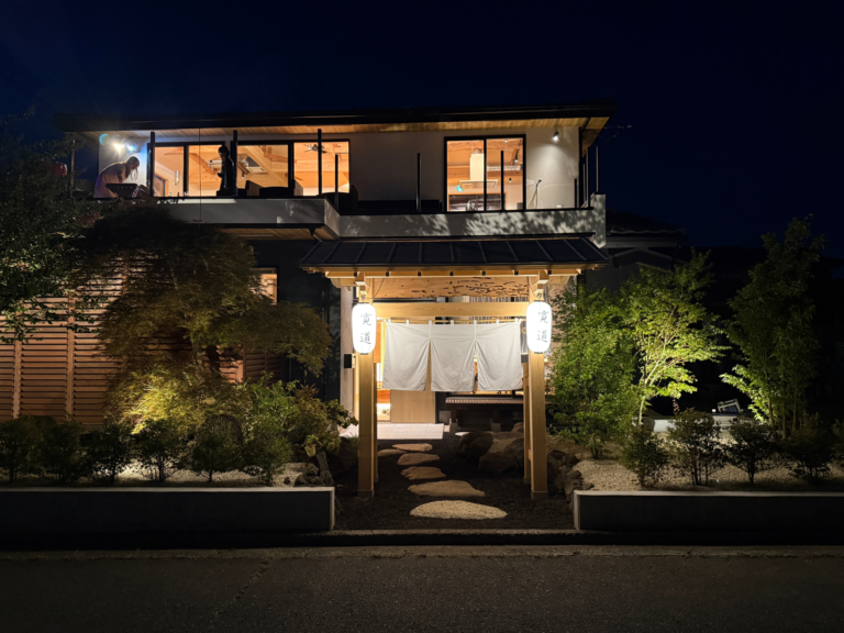 FUJI河口湖テラス 夜のKandoStay FUJI河口湖テラス。 やわらかな灯りに包まれる、静かで心地よい夜のひとときを。