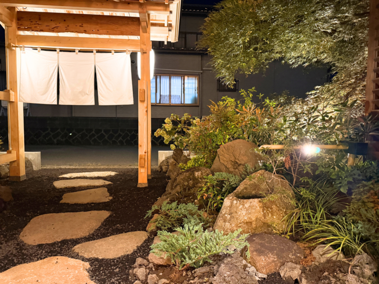 FUJI河口湖テラス やさしい水音が心地よい、趣のある夜の庭。 静かな夜のひとときを、ゆっくりとお楽しみください。
