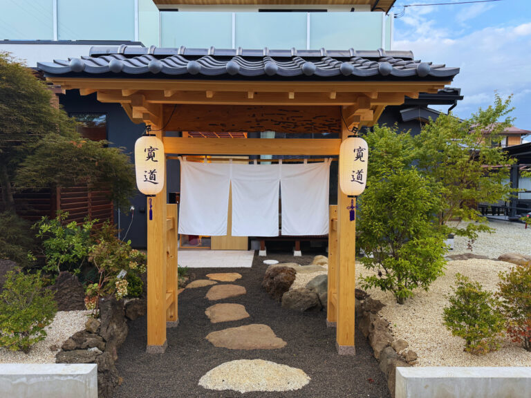 FUJI河口湖テラス 『寛道』の提灯が迎える、趣ある和のエントランス。 一歩足を踏み入れた瞬間から、特別な時間が始まります。